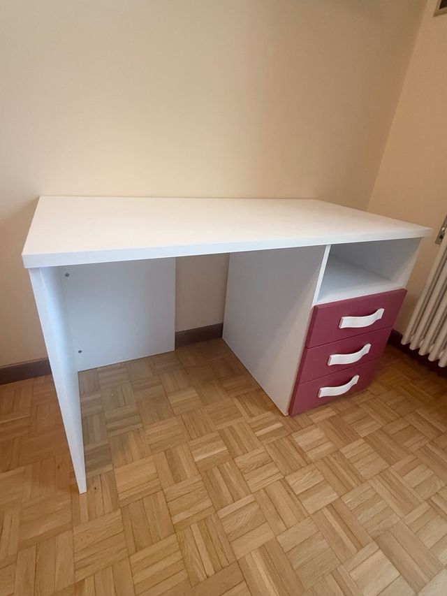 Scrivania cameretta bianca con cassettiera