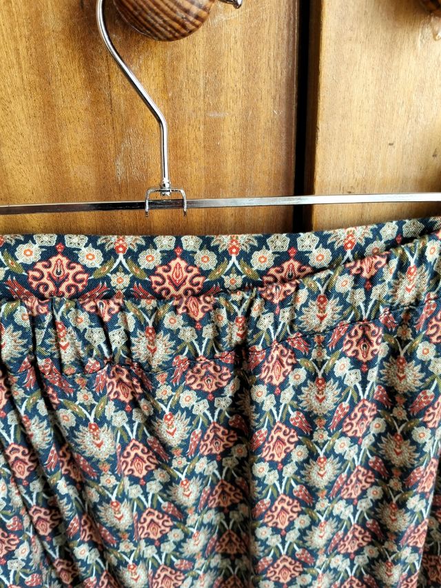 Falda con botones laterales