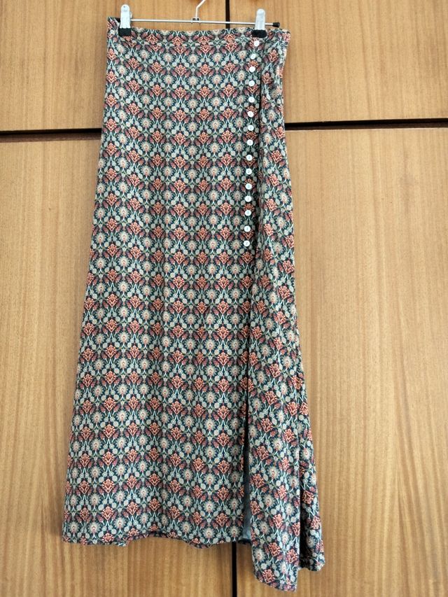 Falda con botones laterales