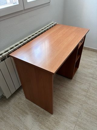 Escritorio madera marrón y naranja