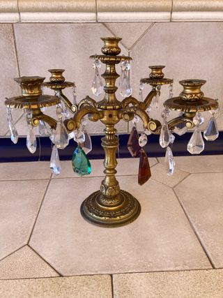 Candelabro antiguo de metal con cristales