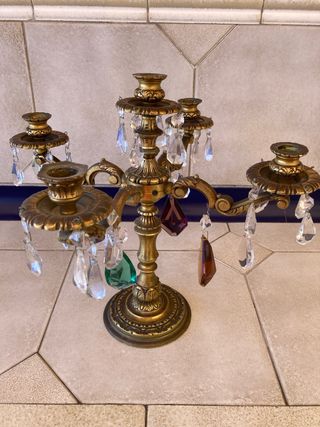 Candelabro antiguo de metal con cristales