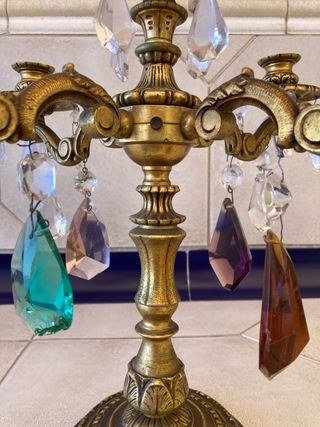 Candelabro antiguo de metal con cristales