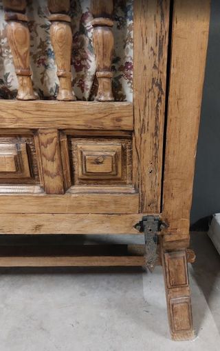 Taquillón antiguo de madera con tela