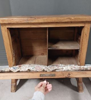 Taquillón antiguo de madera con tela