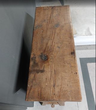 Taquillón antiguo de madera con tela