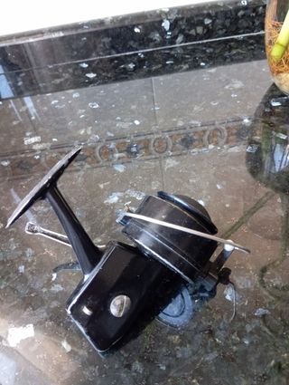 Carrete de pesca negro