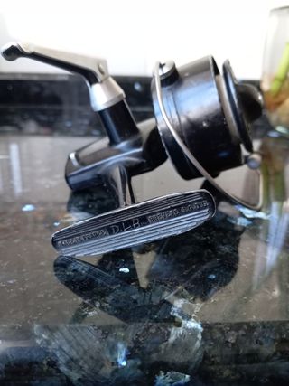 Carrete de pesca negro