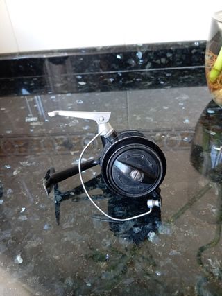 Carrete de pesca negro