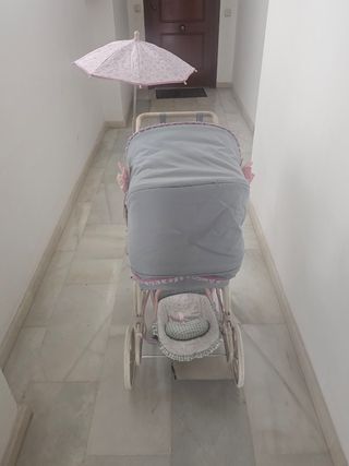 Cochecito de muñecas con sombrilla