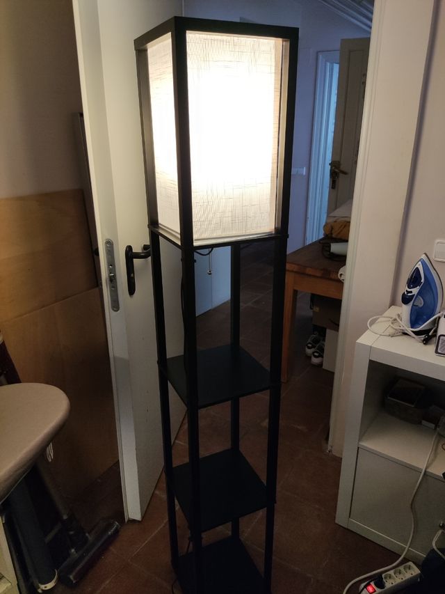 Lámpara de pie con estantes