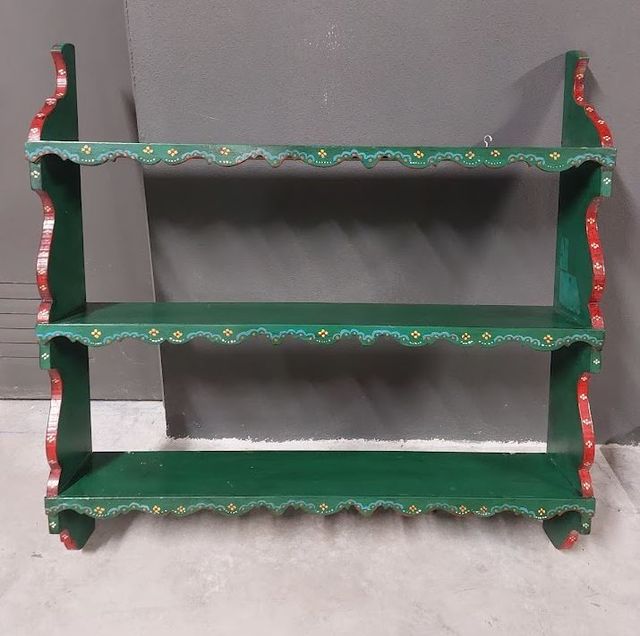 Estantería de madera estilo tirolés