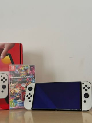 Nintendo Switch OLED bianco + Mario Kart 8 Deluxe