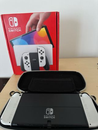 Nintendo Switch OLED bianco + Mario Kart 8 Deluxe