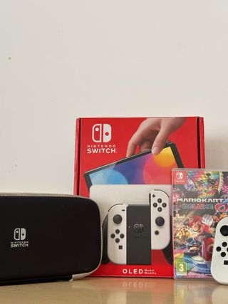Nintendo Switch OLED bianco + Mario Kart 8 Deluxe