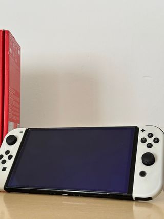 Nintendo Switch OLED bianco + Mario Kart 8 Deluxe