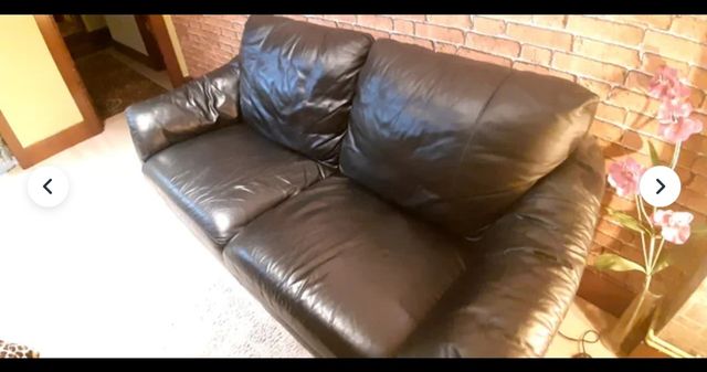 Sofá de cuero negro