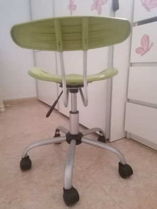 Silla juvenil verde con respaldo