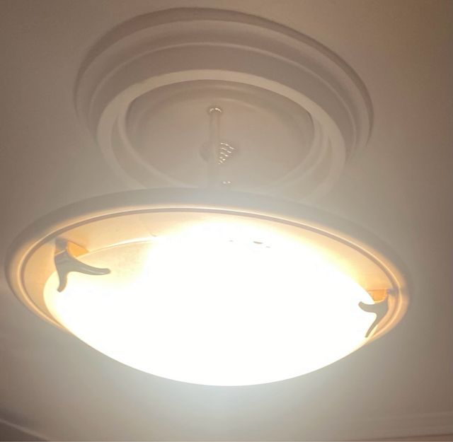 Plafón moderno beige y dorado