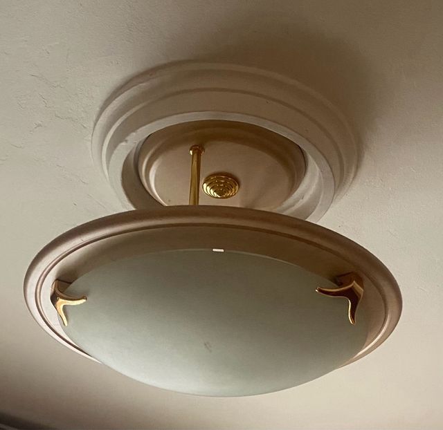 Plafón moderno beige y dorado