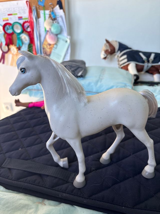 Caballo de juguete con muñeca