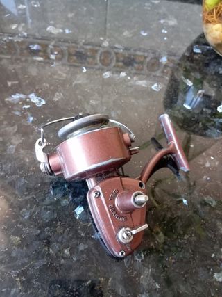 Carrete de pesca marrón