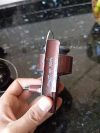 Carrete de pesca marrón