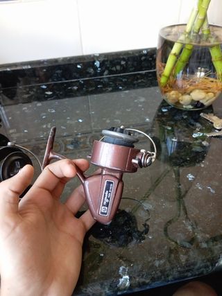 Carrete de pesca marrón
