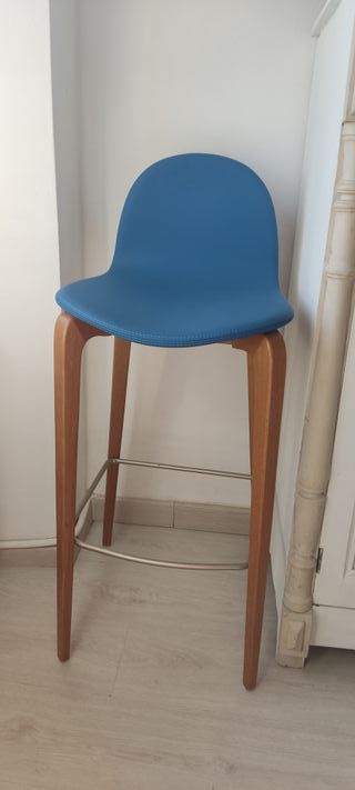 Taburete alto madera y asiento azul