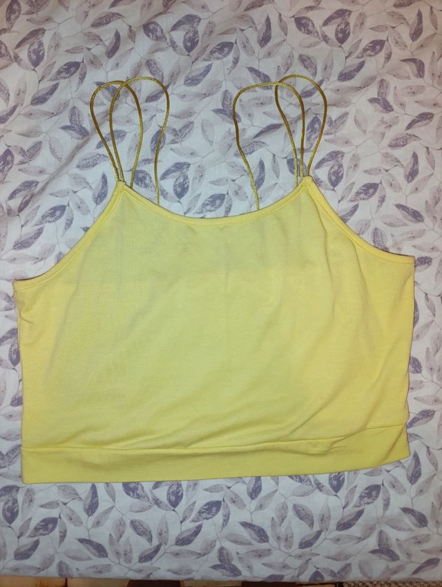 Top amarillo con tirantes dorados