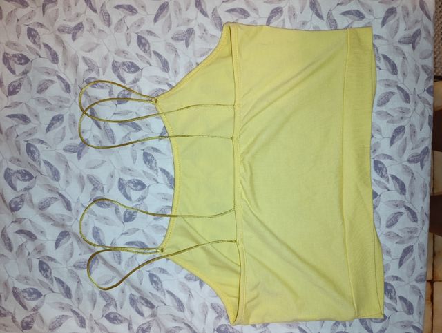 Top amarillo con tirantes dorados