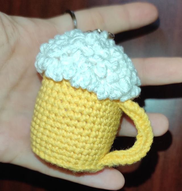 Portachiavi boccale di birra amigurumi uncinetto