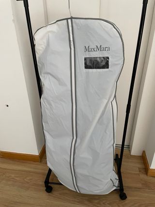 Abrigo Max Mara acolchado negro con cinturón