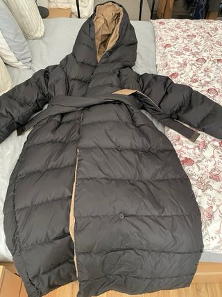 Abrigo Max Mara acolchado negro con cinturón