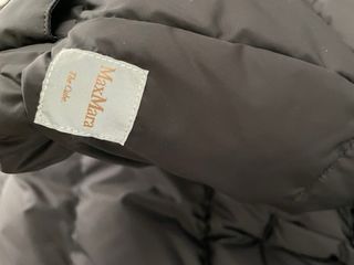 Abrigo Max Mara acolchado negro con cinturón