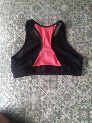 Top deportivo negro y rosa