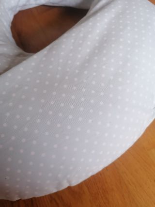 Cojín de lactancia gris con puntos