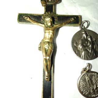 Colección medallas de plata y crucifijo de bronce