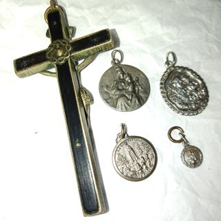 Colección medallas de plata y crucifijo de bronce