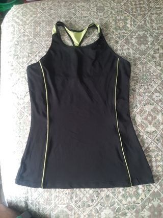 Camiseta deportiva negra y verde