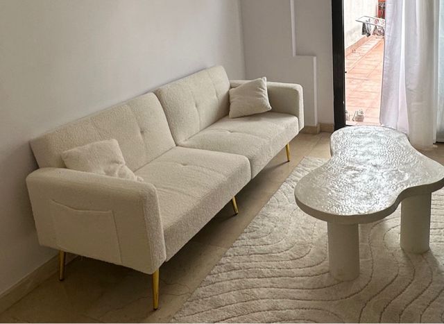 Sofá beige sin estrenar, en su caja