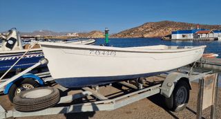 Barco con motor y remolque