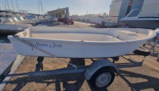 Barco con motor y remolque