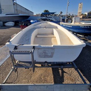 Barco con motor y remolque