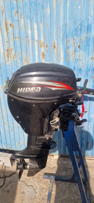 Barco con motor y remolque