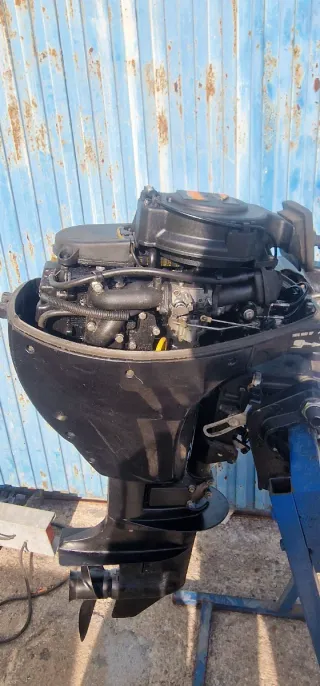 Barco con motor y remolque