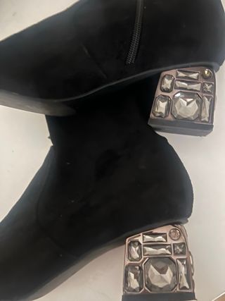 Botines Alma en Pena tacón cristales negros