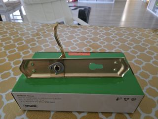 Manivela de puerta con orificio cerradura.  Dorada