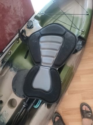 Kayak verde y marrón Bien conservado. Con asiento.