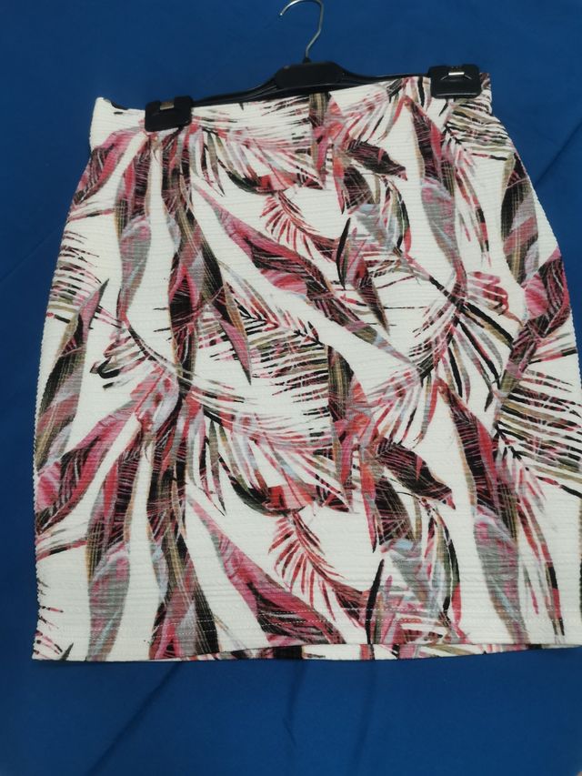 Falda floral con textura